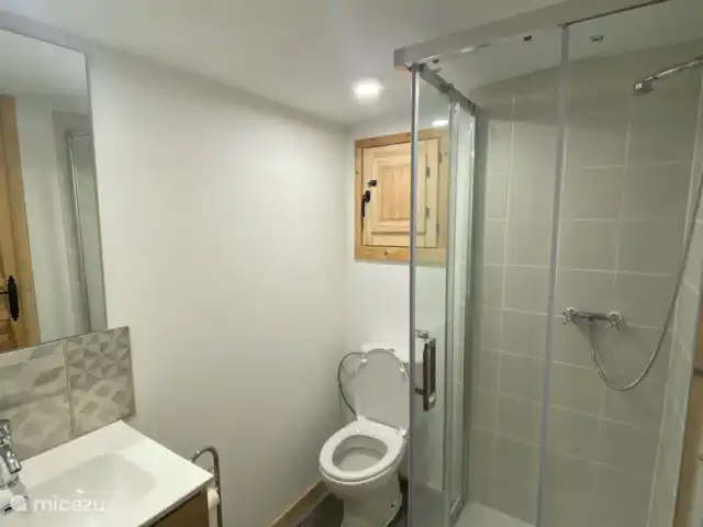 Cabaña L'Ametlla | Espagne, Costa Dorada, Tarragone - cabane en bois / lodge La salle de bain avec douche, WC et lavabo. Les serviettes sont fournies.