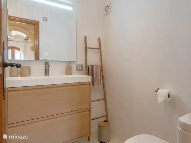 Casa León en España, Costa Blanca, Jávea - casa paredada El cuarto de baño con ducha a ras de suelo, inodoro, extractor, lavabo y espejo con iluminación LED