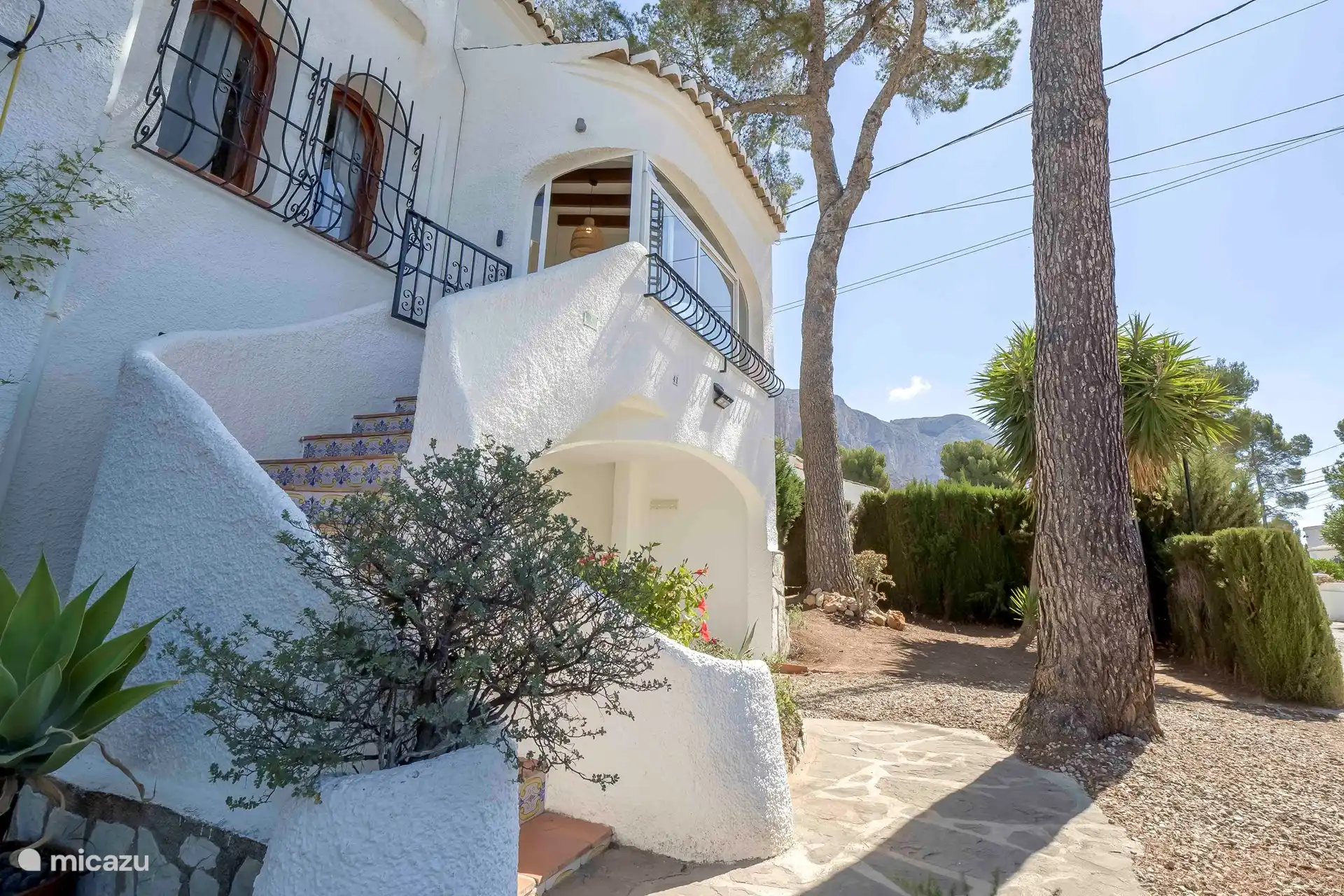 Vom Wintergarten aus geht es über die Treppe in den Hinterhof, wo sich auch das Studio und die Garage befinden