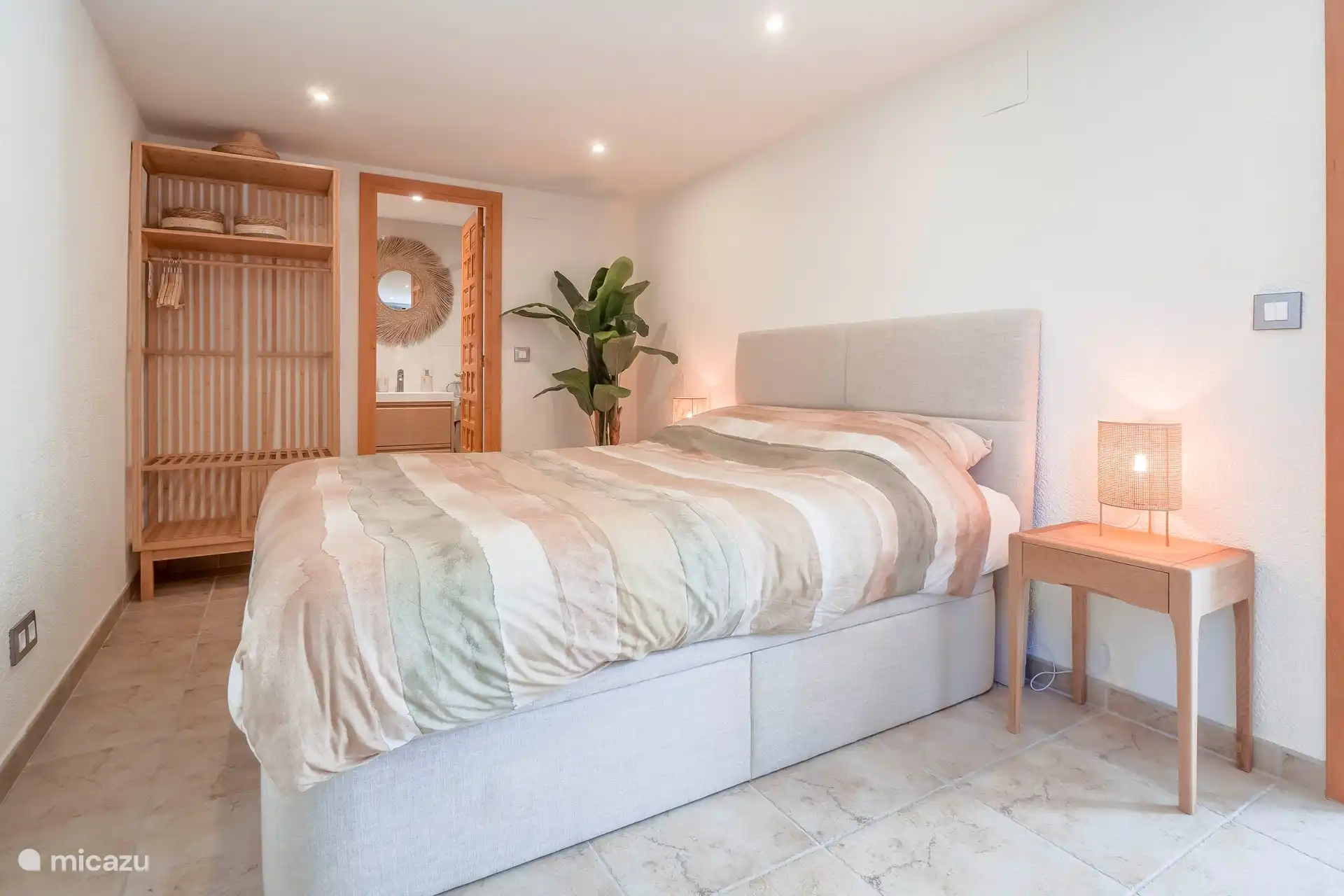 Das Studio ist mit einem 160x200 cm großen Bett, einem eigenen Bad, einem Kleiderschrank sowie Kaffee- und Teezubehör ausgestattet. 
Nur inkludiert für eine Reservierung von mehr als 4 Personen mit einem Aufpreis von 25,- p.p.p.n. (5. und/oder 6. Person)