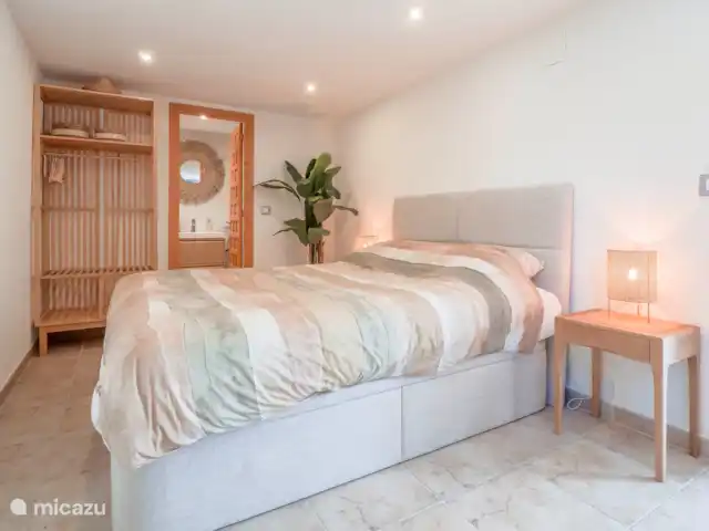 Casa León en España, Costa Blanca, Jávea - casa paredada El estudio está equipado con una cama de 160x200 cm, baño privado, armario, cafetera y tetera. 
Solo incluido para una reserva de más de 4 personas con un recargo de 25,- p.p.p.n. (5ª y/o 6ª persona)