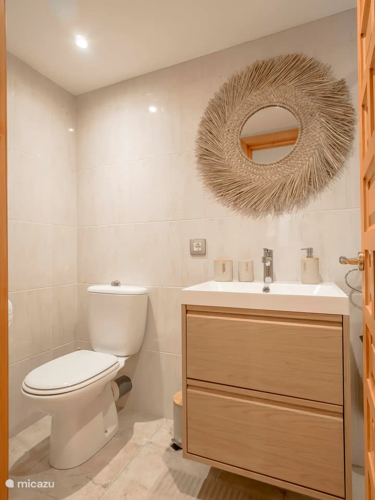 Das Badezimmer des Studios mit ebenerdiger Dusche, WC, Waschbecken und Dunstabzugshaube. 
Nur bei einer Reservierung von mehr als 4 Personen inbegriffen.