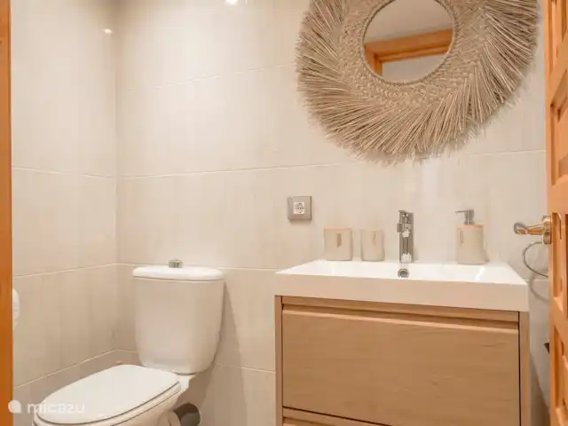 Casa León en España, Costa Blanca, Jávea - casa paredada El baño del estudio incluye ducha a ras de suelo, inodoro, lavabo y extractor. 
Solo incluido para una reserva de más de 4 personas.