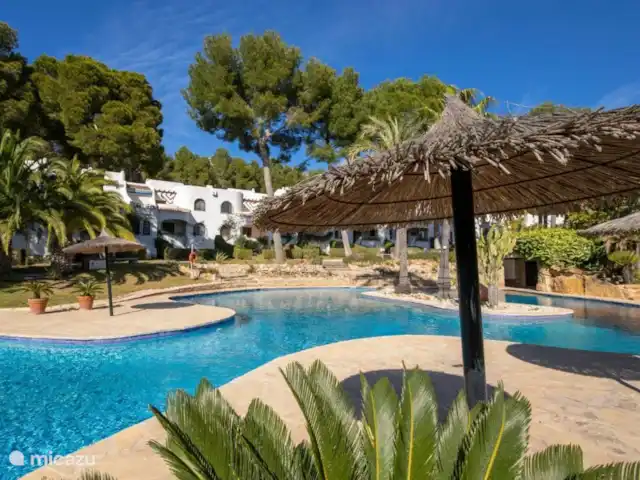 Casa León en España, Costa Blanca, Jávea - casa paredada Gran piscina comunitaria + precioso jardín. Durante la temporada alta también hay un socorrista en la piscina.