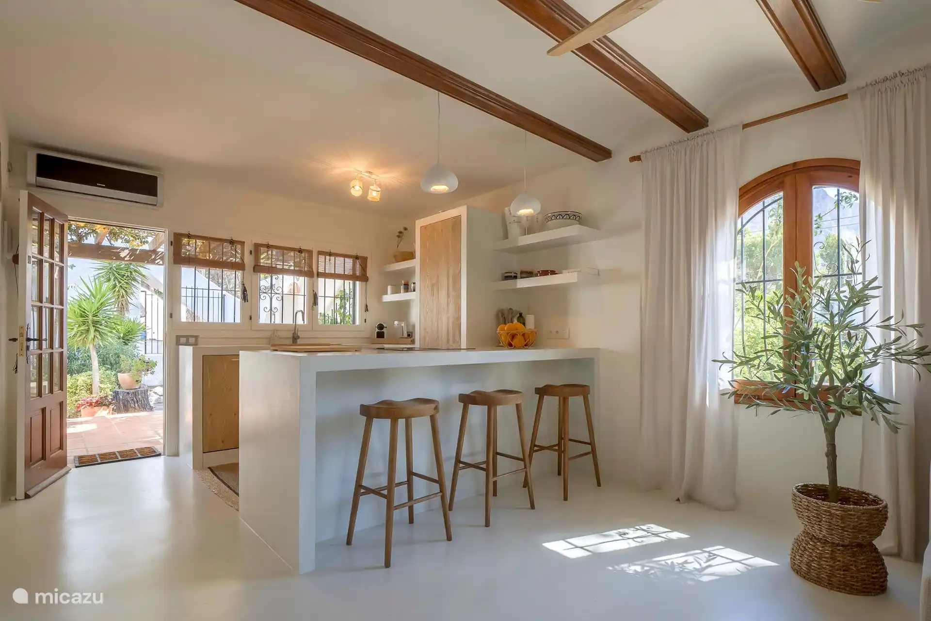 Das Haus verfügt über eine tolle offene Küche mit Bar und ist auch komplett ausgestattet