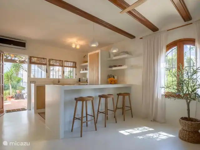 Casa León en España, Costa Blanca, Jávea - casa paredada La casa tiene una gran cocina abierta con barra y también está totalmente equipada