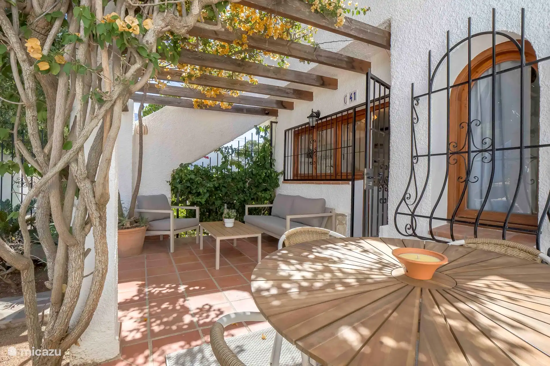 Die Terrasse verfügt über ein Lounge-Set und einen Essbereich