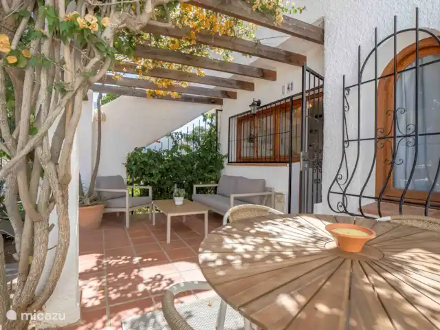 Casa León en España, Costa Blanca, Jávea - casa paredada La terraza cuenta con un set de salón y zona de comedor