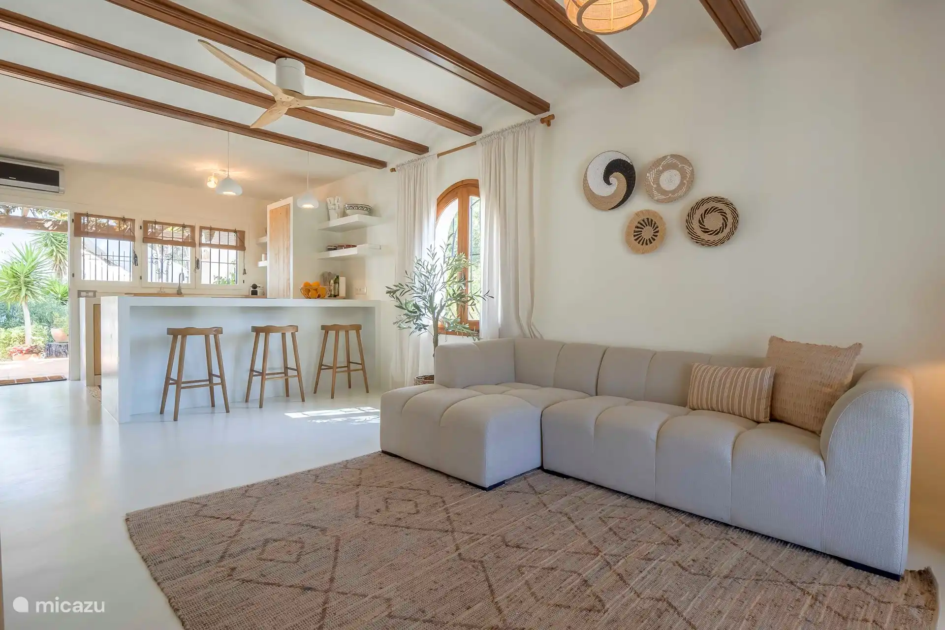 Das gemütliche Wohnzimmer mit Ventilator und Klimaanlage. Auch niederländisches Fernsehen und Netflix, Videoland, Disney usw. 