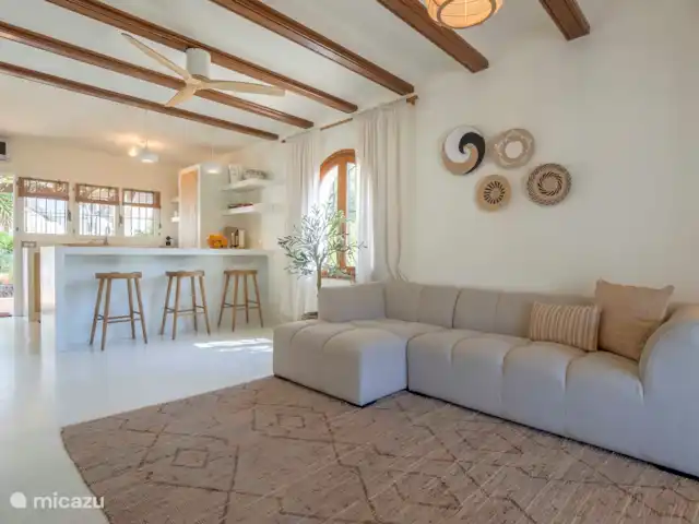 Casa León en España, Costa Blanca, Jávea - casa paredada La acogedora sala de estar con ventilador y aire acondicionado. También la televisión holandesa y Netflix, Videoland, Disney, etc.
