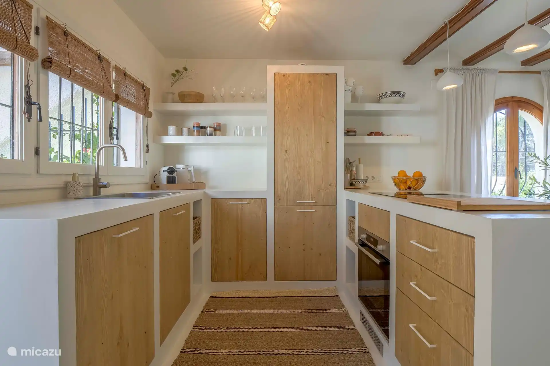 Die Küche verfügt über ein 4-Flammen-Induktionskochfeld, Geschirrspüler, Backofen, Kühlschrank, Gefrierschrank, Nespresso, Wasserkocher usw. 