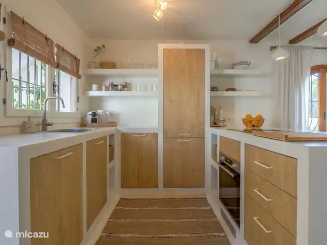 Casa León en España, Costa Blanca, Jávea - casa paredada La cocina dispone de placa de inducción de 4 fuegos, lavavajillas, horno, nevera, congelador, nespresso, hervidor de agua, etc.