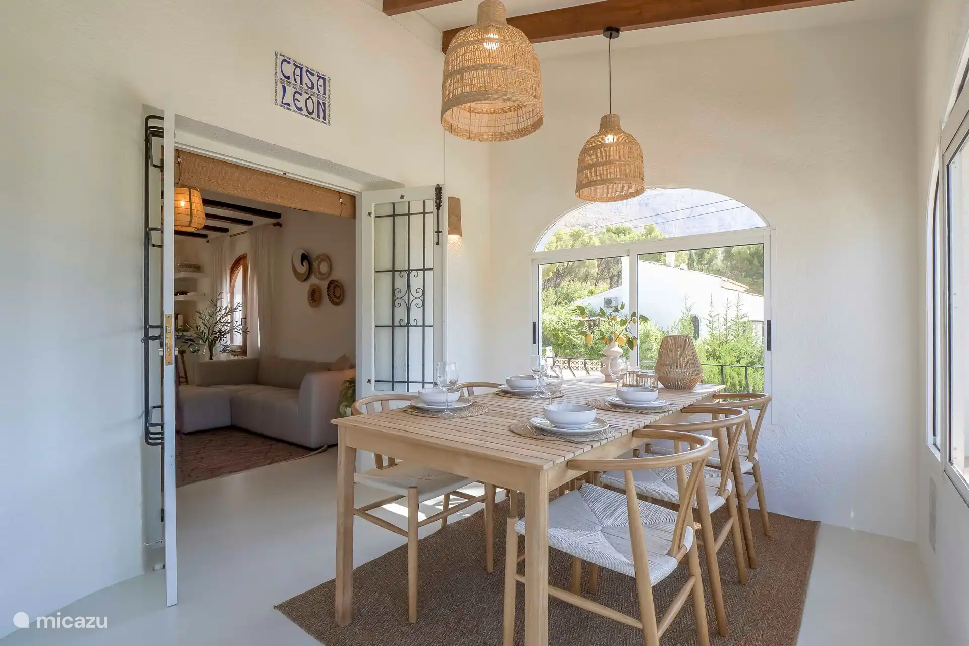 Der Wintergarten mit Essbereich mit 6 Esszimmerstühlen