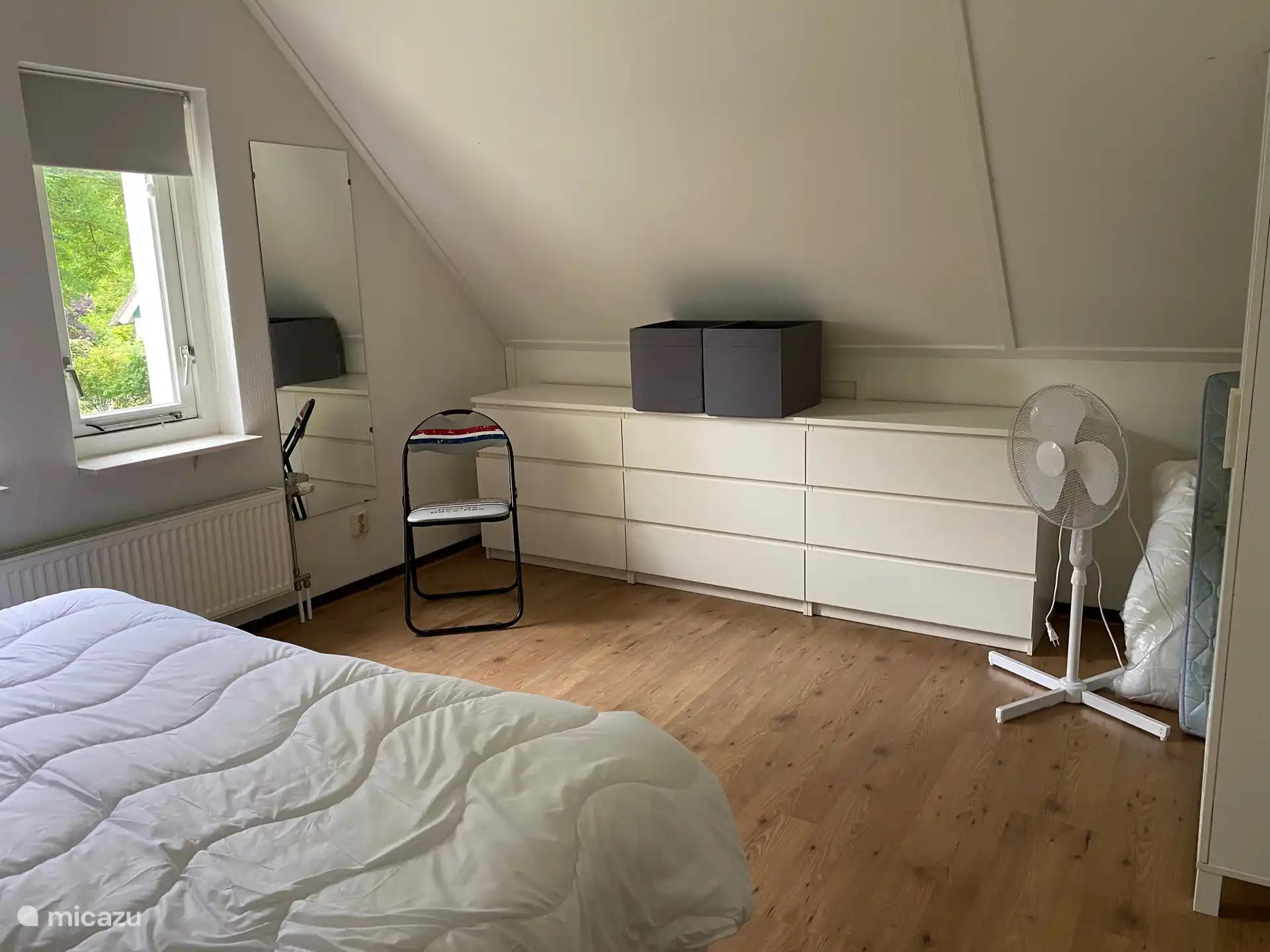 Hauptschlafzimmer im Obergeschoss Kommoden (und ein weiterer Kleiderschrank, nicht auf dem Bild). Möglicherweise genug Platz für ein Kinderbett