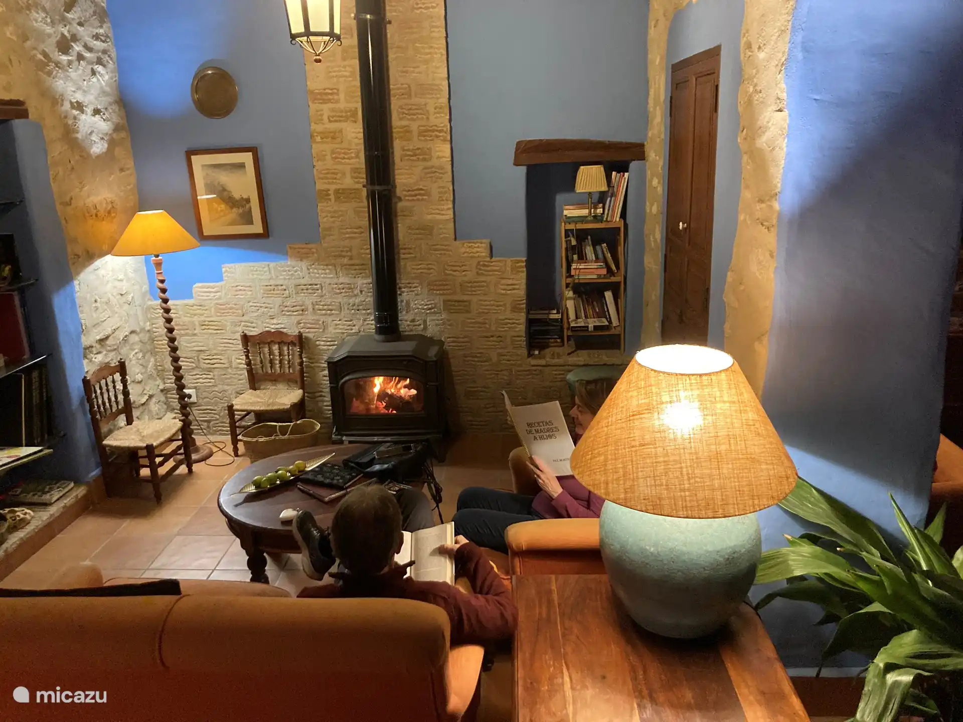 Im Salon lässt es sich im Winter wunderbar am Kaminofen entspannen und im Sommer findet man hier die Kühle