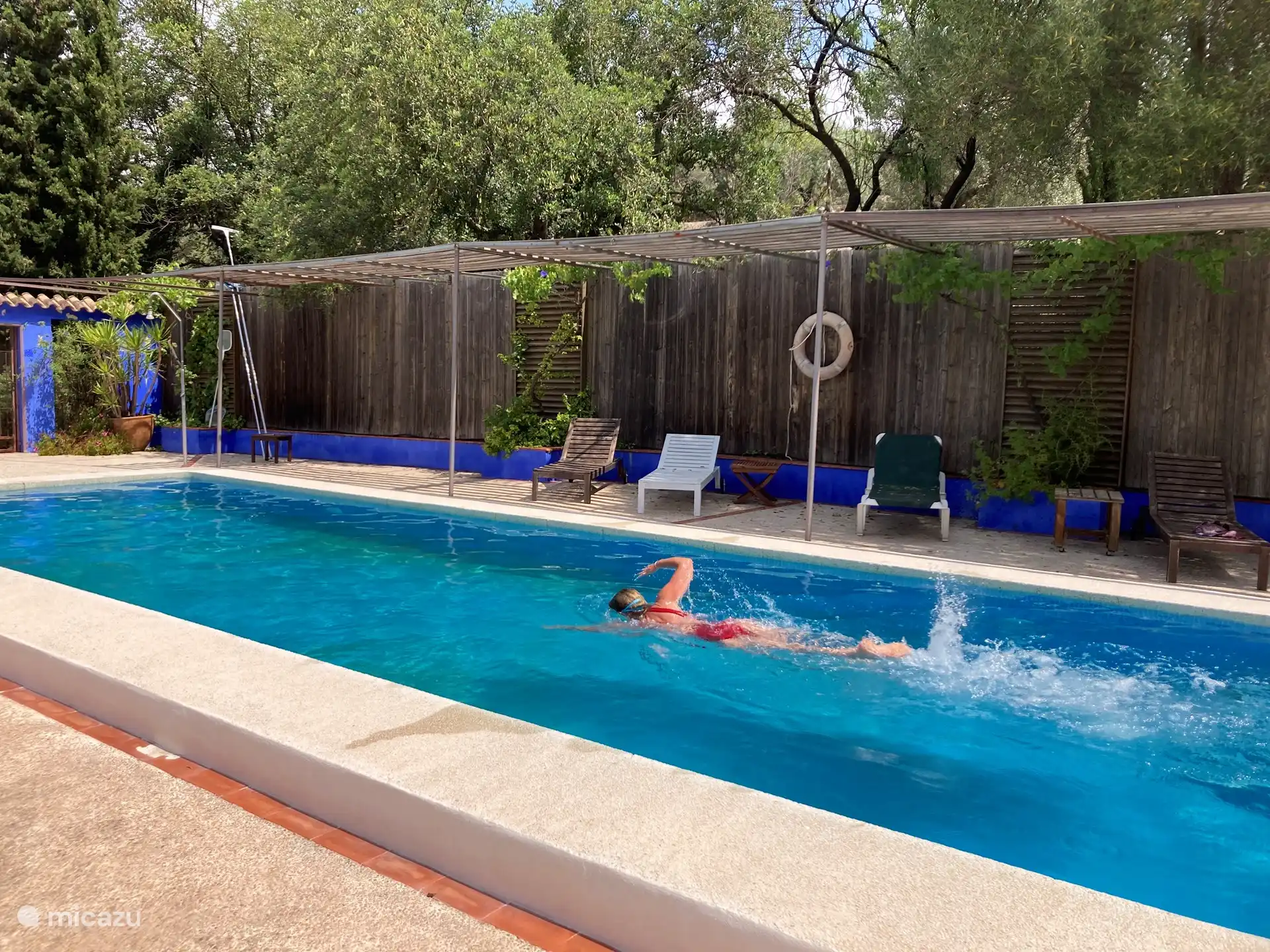 Genießen Sie die Aussicht, Sonne und Vögel am Pool