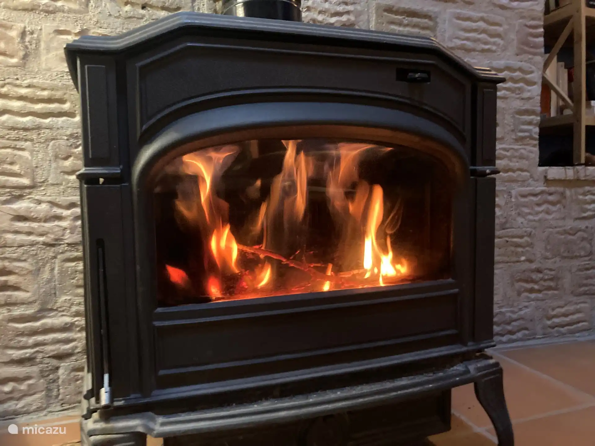 Entspannen Sie sich im Winter am Kaminofen mit einem guten Buch