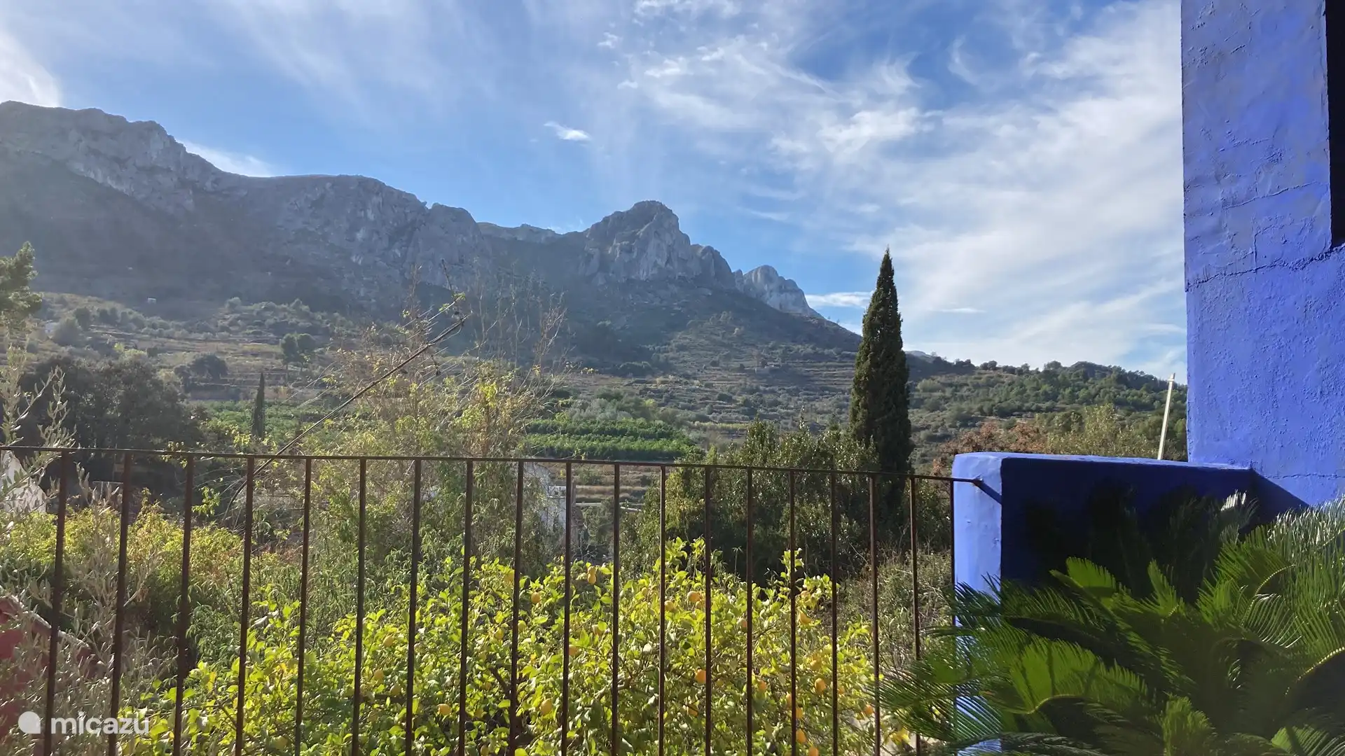 Blick von der Terrasse auf die Bergkette Umbriens