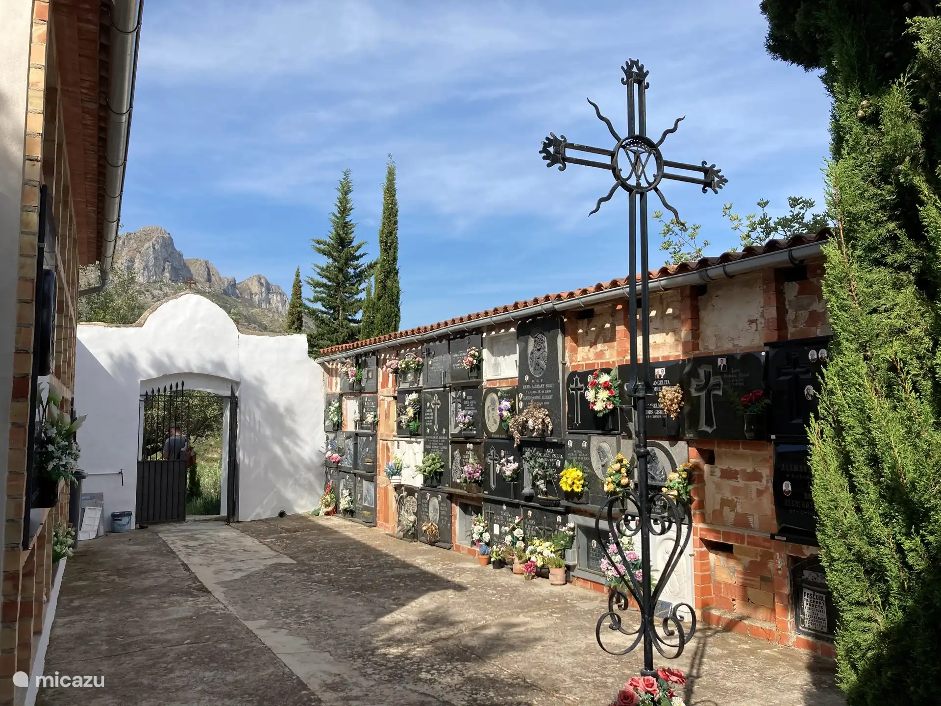 Neben dem Schwimmbad führt ein Weg zum Friedhof von Benissivà, ein Besuch lohnt sich auf jeden Fall 