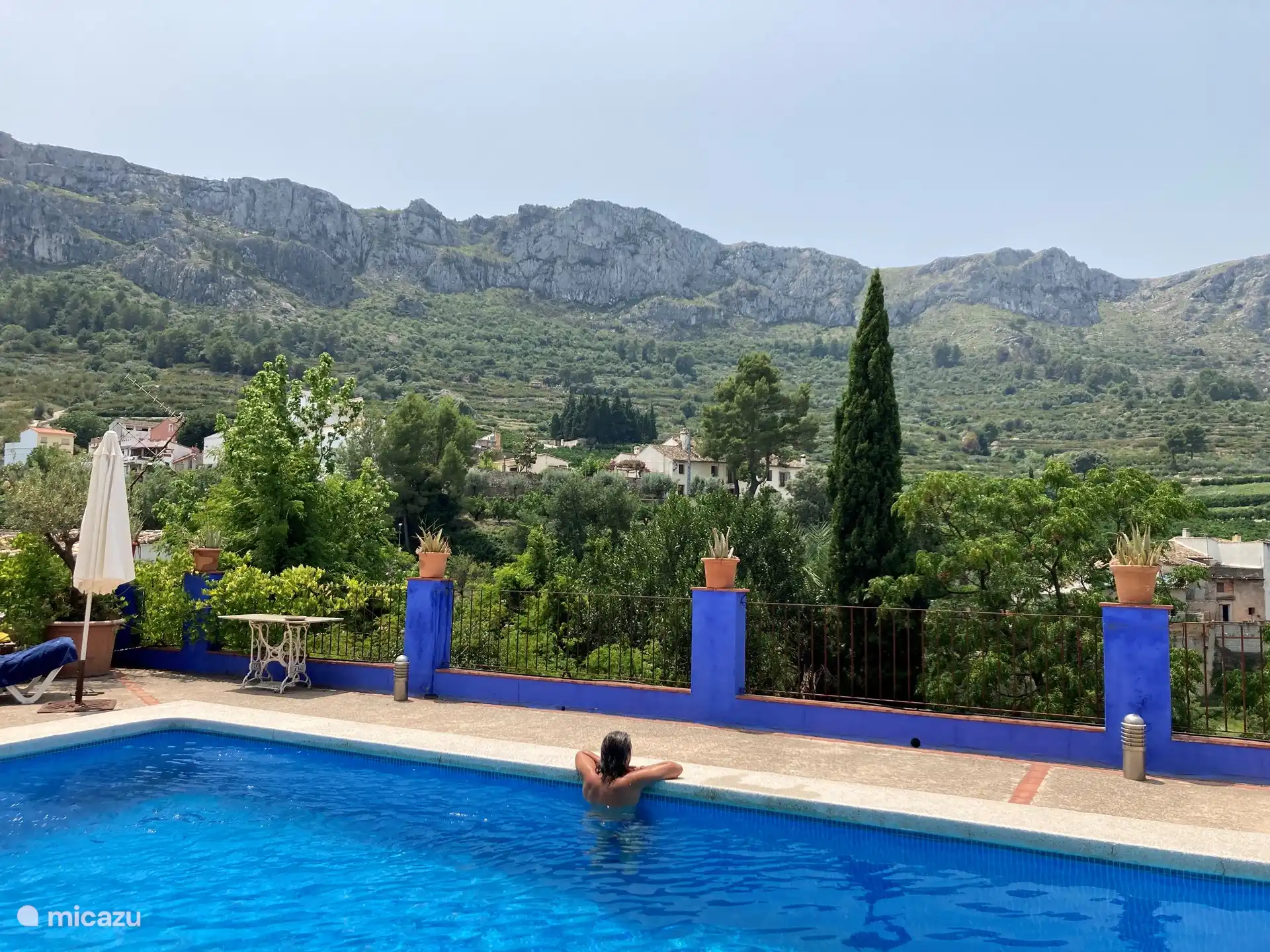 Schwimmbad mit Aussicht und Sonne den ganzen Tag