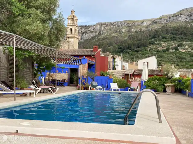 Casa Gallinera | Espagne, Costa Blanca, Benissivà - manoir / château Vue depuis la piscine jusqu'à l'église San Miguel