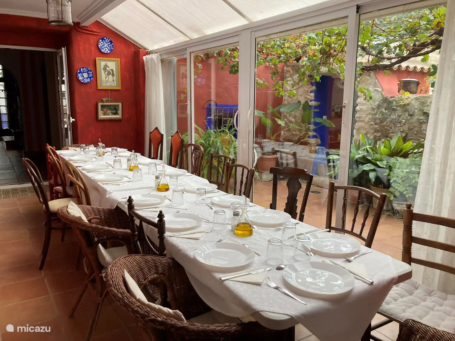 In der kühlen Jahreszeit nehmen wir das Frühstück und Abendessen im Innenpatio ein