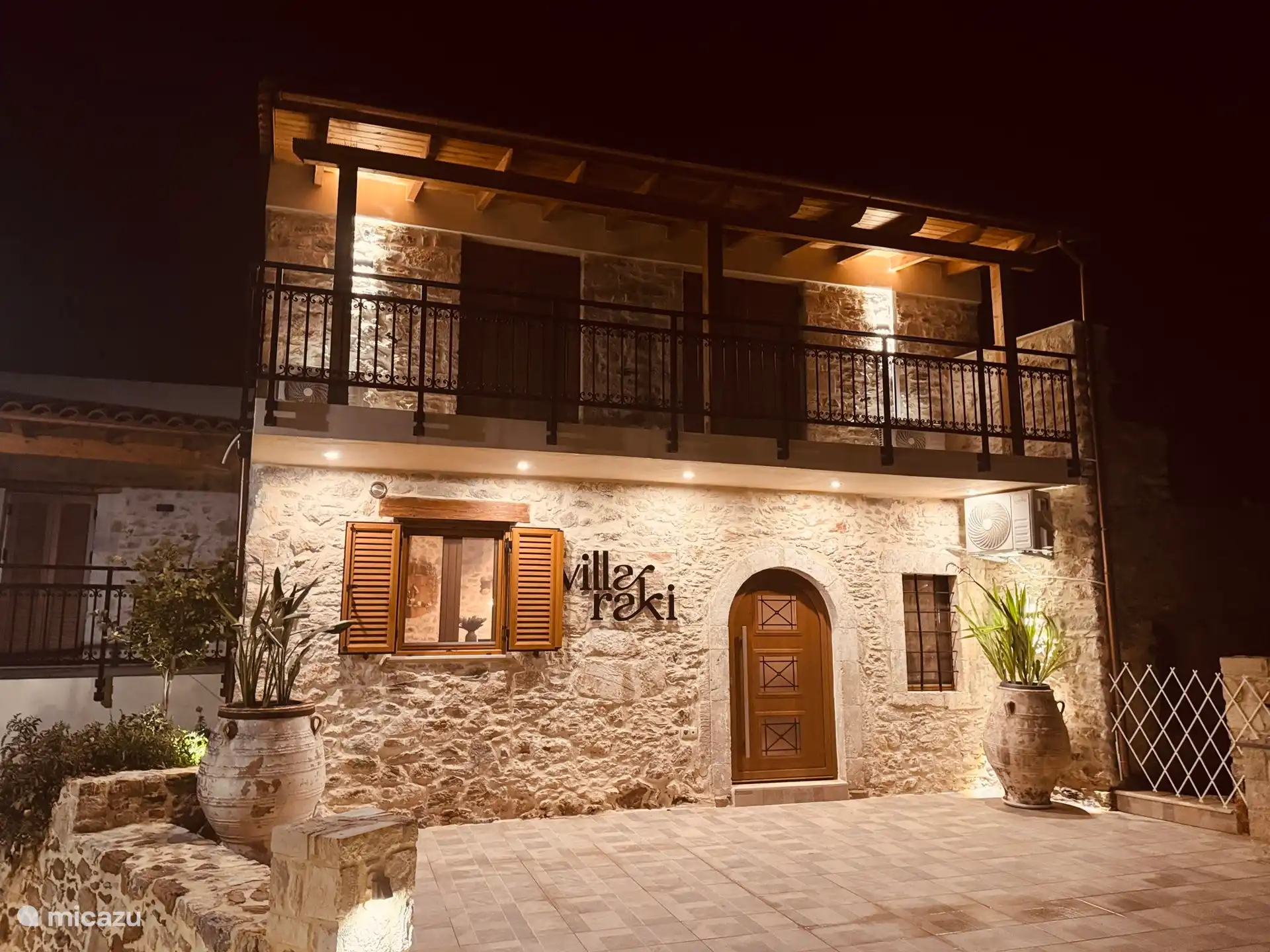 Villa Raki bei Nacht.