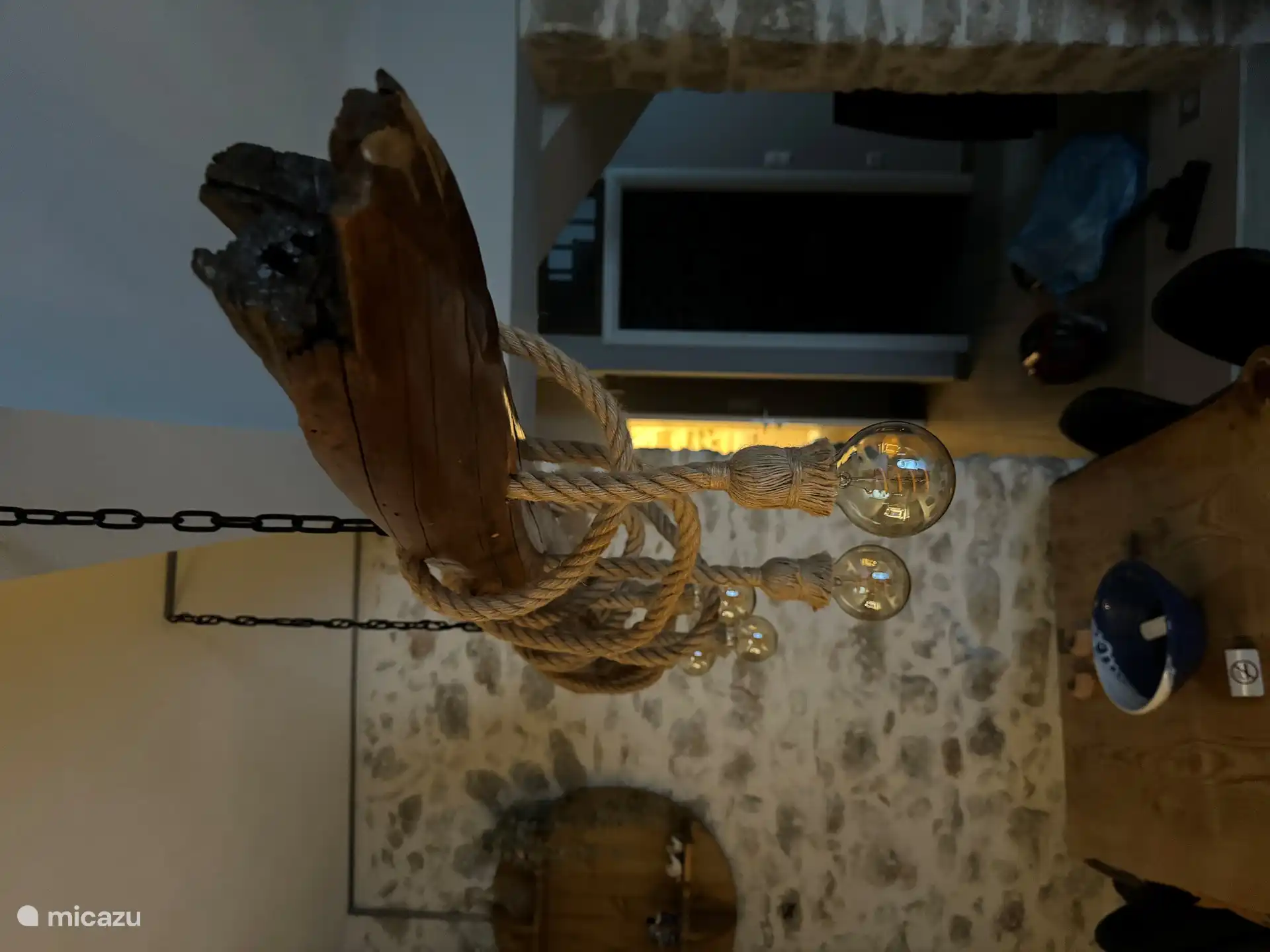 Die Lampe über dem Esstisch ist aus einem originalen Fachwerk gefertigt.