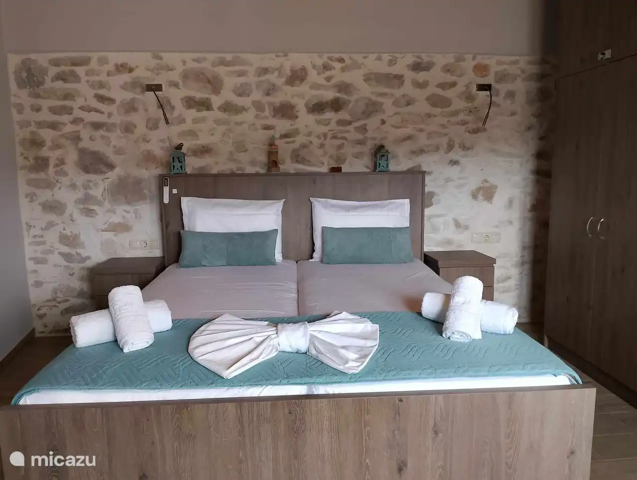 Schlafzimmer 2 im 1. Stock, mit Blick auf die alten Mühlen aus dem Fenster.