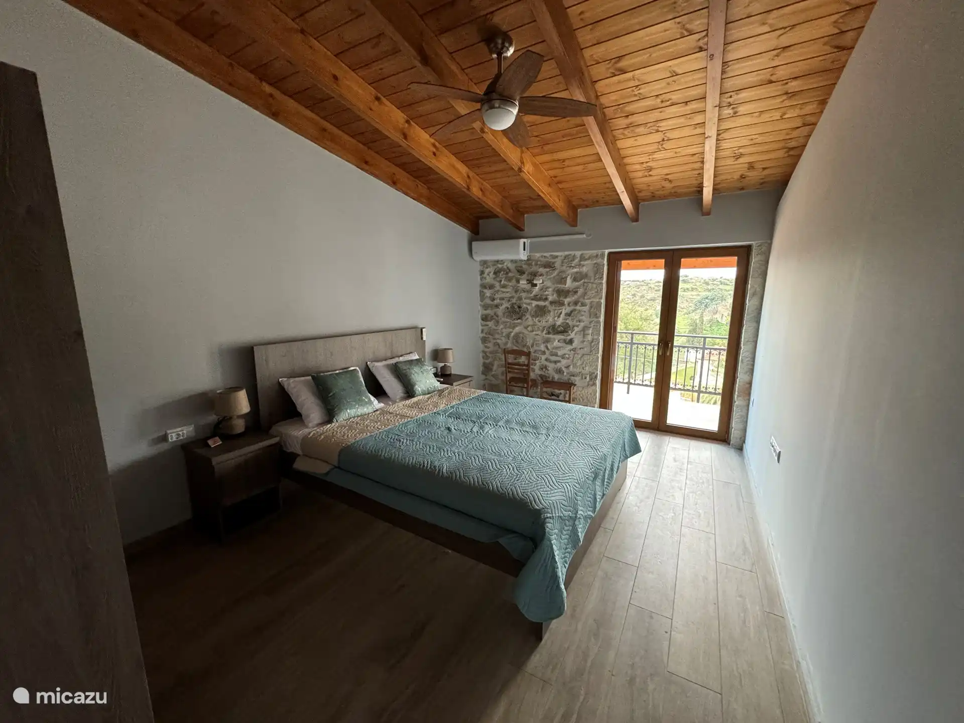 Schlafzimmer 3 im 1. Stock und Zugang zum Balkon.