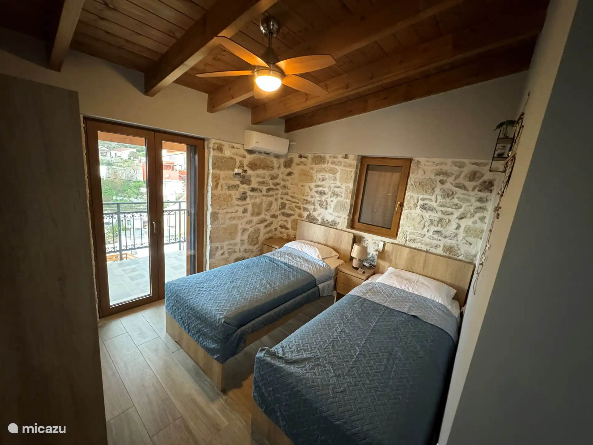 Schlafzimmer 4 im 1. Stock, mit zwei Einzelbetten 90x200 und Zugang zum Balkon.