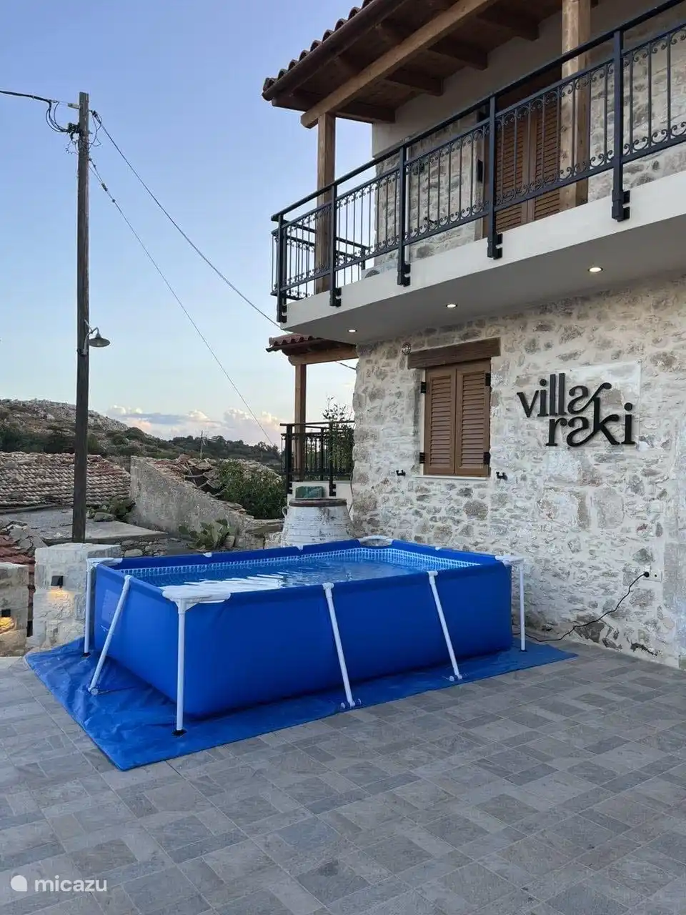 Der Intex-Pool von 200 x 300 für die Abkühlung an heißen Tagen.