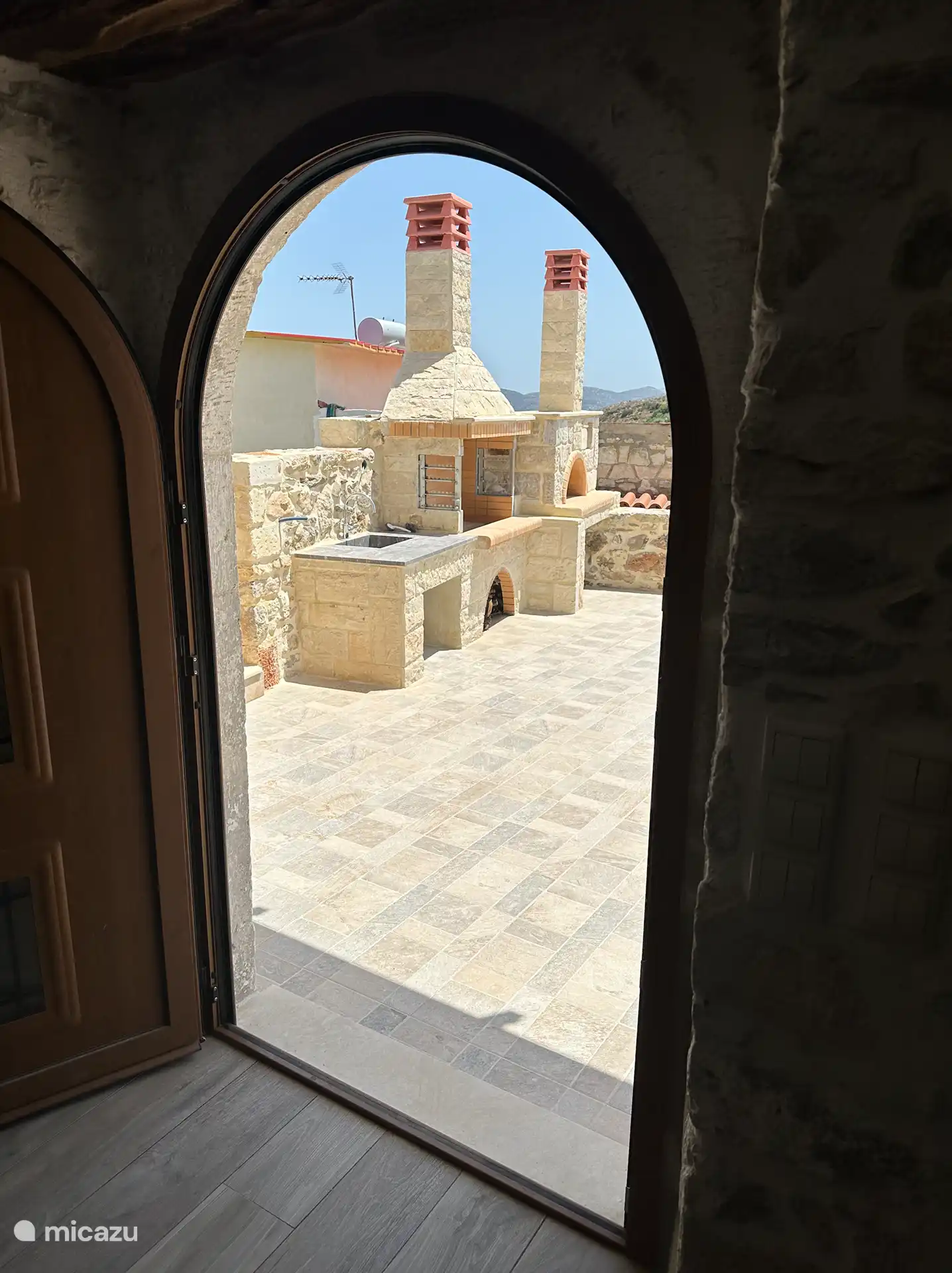 Der Grill und der traditionelle Holzofen.