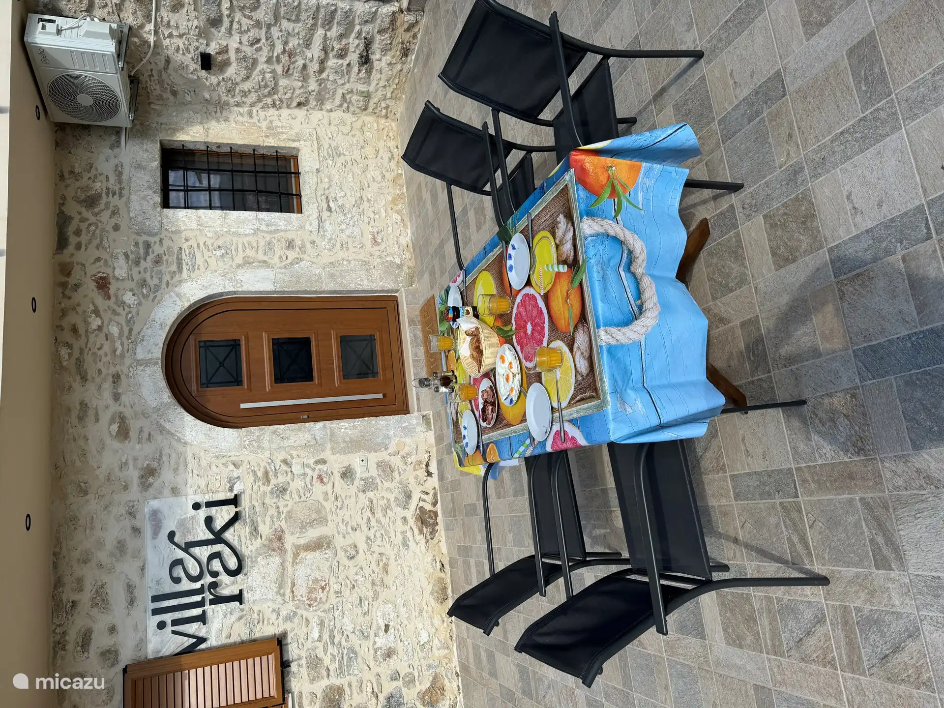 Genießen Sie ein köstliches Frühstück an einem der beiden Tische im Freien.