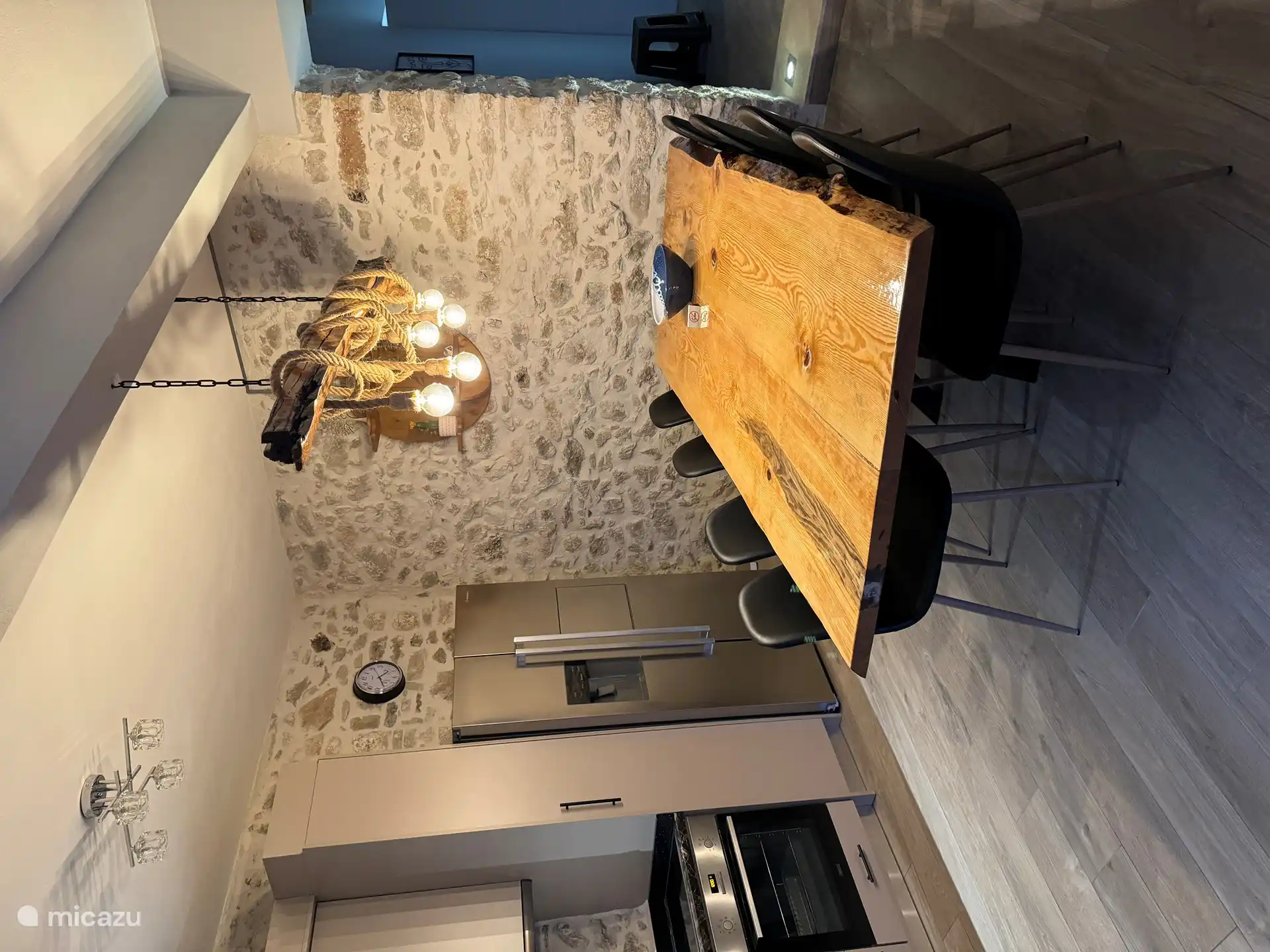 Der Esstisch „Baumstamm“.