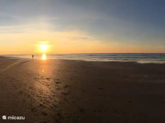 El cangrejo en Países Bajos, Holanda del Norte, Castricum - mobil home / caravana Terminar el día con el atardecer en la playa es siempre una experiencia idílica.