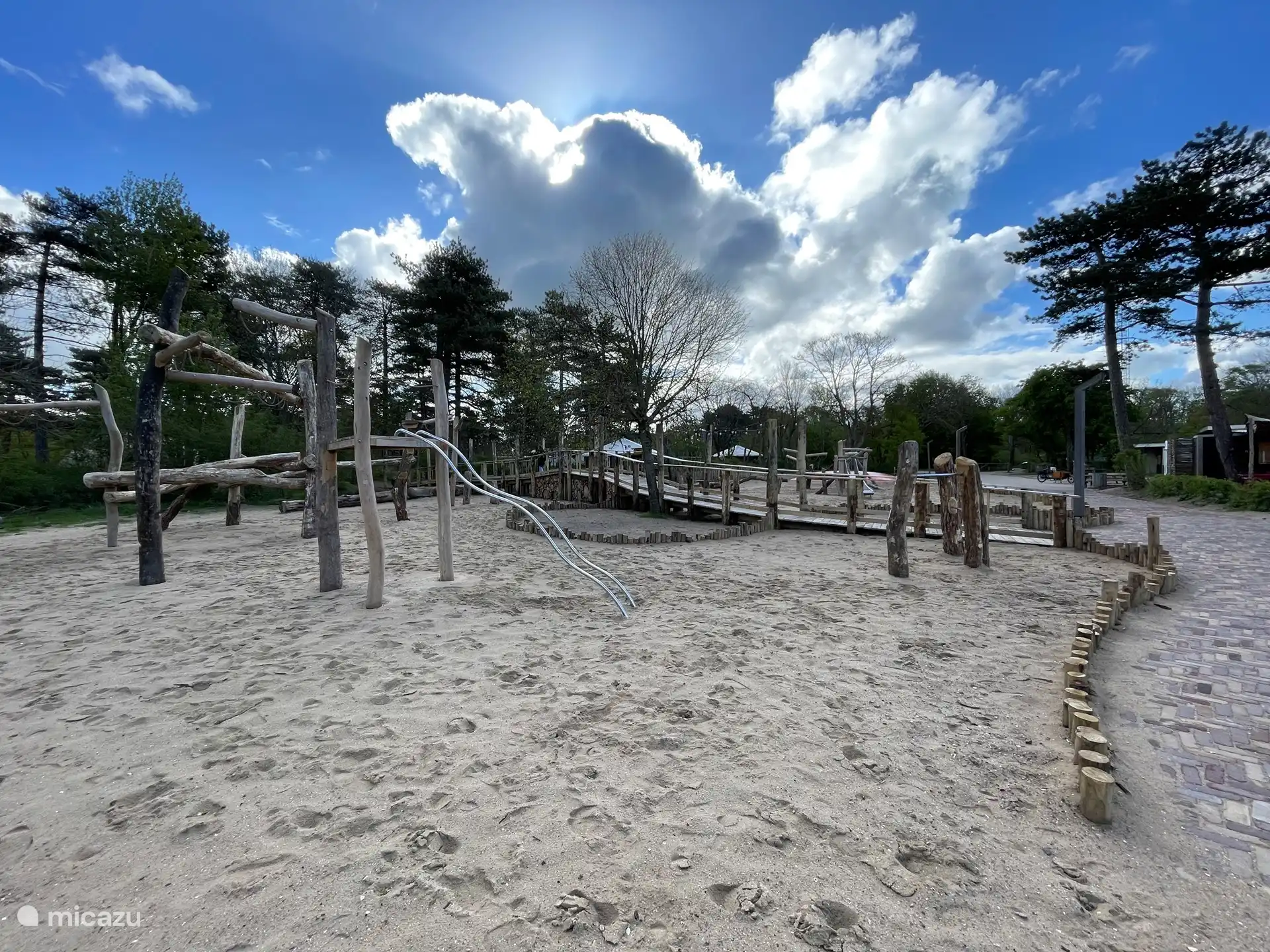Nouvel équipement de jeux sur la place du rendez-vous.