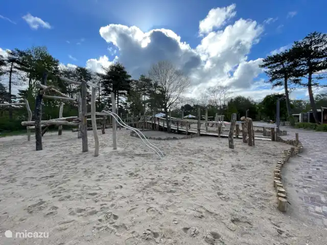 El cangrejo en Países Bajos, Holanda del Norte, Castricum - mobil home / caravana Nuevos equipos de juegos en la plaza de reuniones.