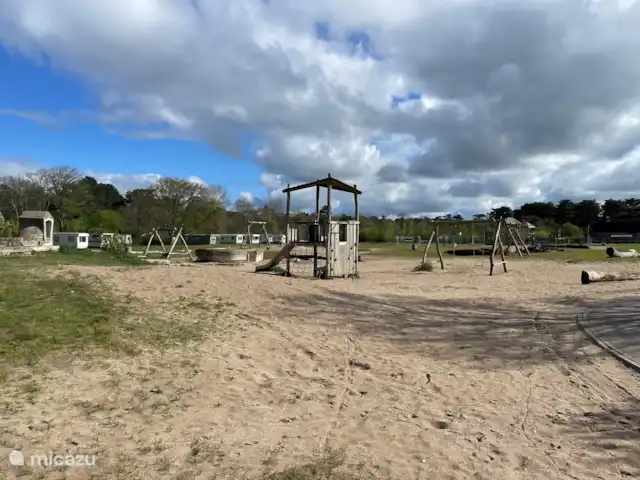 El cangrejo en Países Bajos, Holanda del Norte, Castricum - mobil home / caravana El gran campo de juego central.