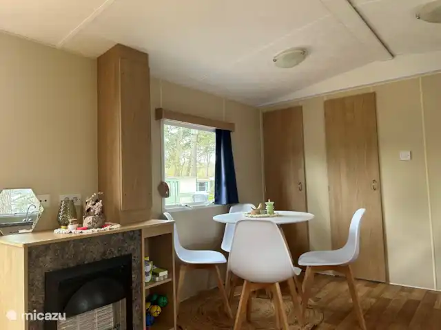 El cangrejo en Países Bajos, Holanda del Norte, Castricum - mobil home / caravana Comedor y chimenea de gas.