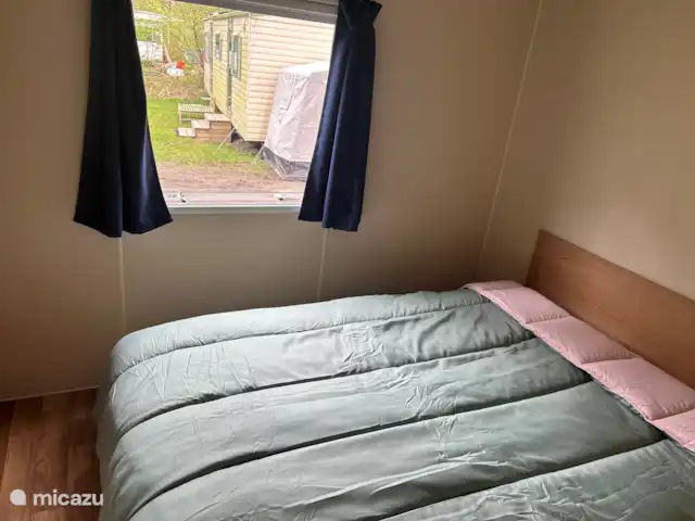 El cangrejo en Países Bajos, Holanda del Norte, Castricum - mobil home / caravana Dormitorio principal con armario