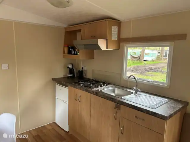 El cangrejo en Países Bajos, Holanda del Norte, Castricum - mobil home / caravana cocina