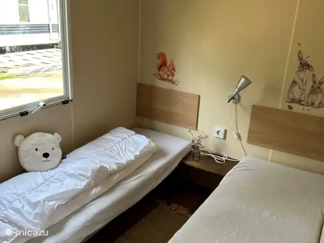 El cangrejo en Países Bajos, Holanda del Norte, Castricum - mobil home / caravana Habitación infantil con 2 camas y armario.