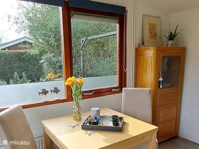 Wandelen, Nederland, Noord-Holland, Schoorldam, tiny house Maries Home eettafelhoek voor 2 of 3 personen