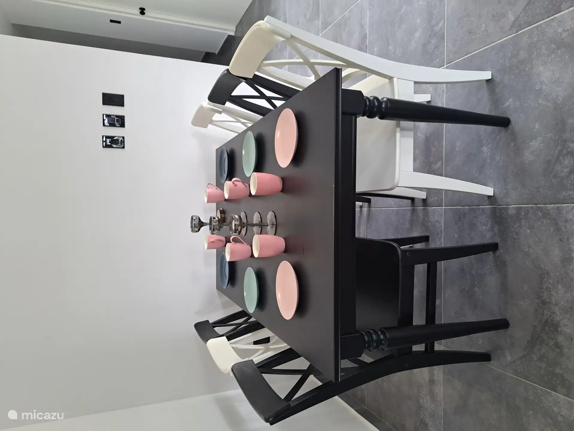 Delicious dining with the colourful tableware