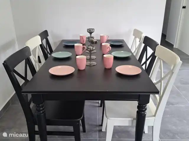 vakantiehuis huren in Curaçao, Banda Ariba (oost), Mambo Beach – Casa di Mambo Heerlijk tafelen met het kleurige servies