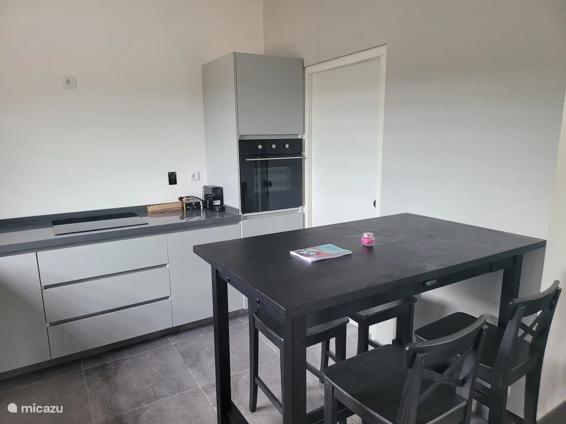 Bar table to accompany the cook during the preparation of the meal