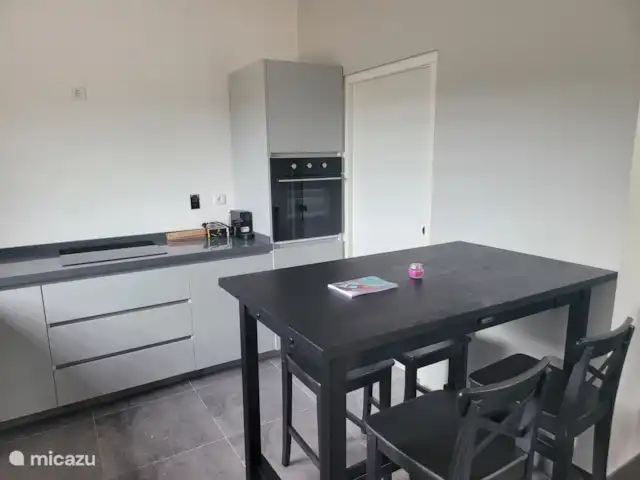 vakantiehuis huren in Curaçao, Banda Ariba (oost), Mambo Beach – Casa di Mambo Bartafel om de kok te vergezellen tijdens de bereiding van de maaltijd