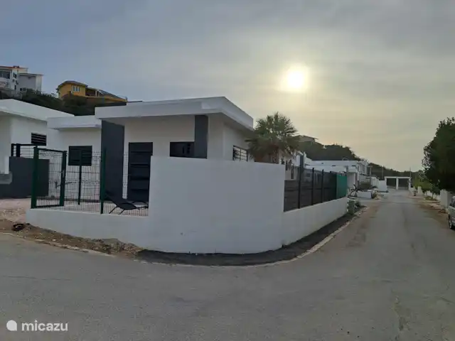 vakantiehuis huren in Curaçao, Banda Ariba (oost), Mambo Beach – Casa di Mambo Voor-zijaanzicht van het huis