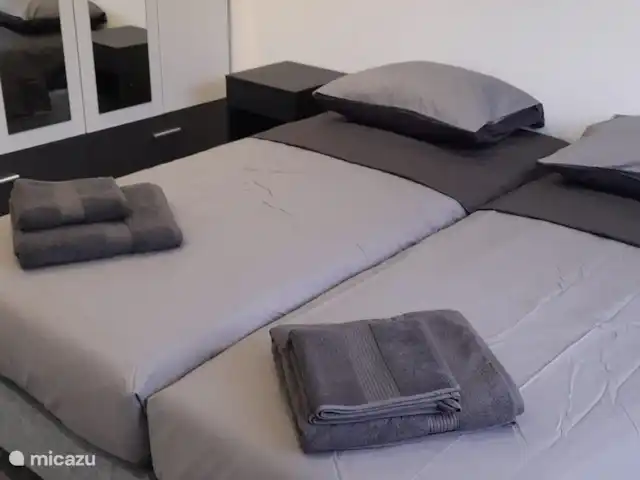 vakantiehuis huren in Curaçao, Banda Ariba (oost), Mambo Beach – Casa di Mambo Grootste slaapkamer met grote kledingkast en eigen badkamer